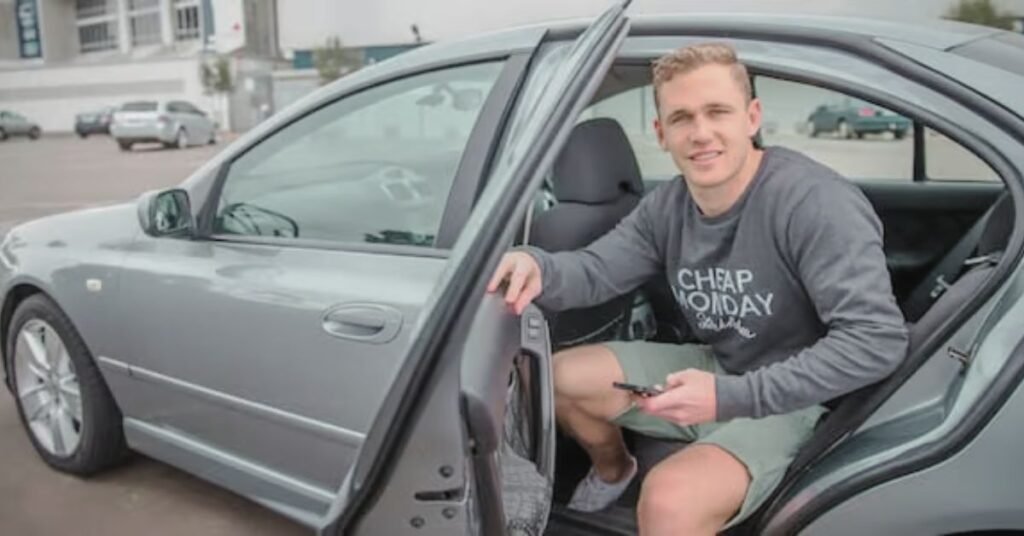 Guy Gives Coworker Free Rides for 2 Years, Cuts Him Off After He Won't Lend a Dollar—Is He Being Petty? 2 Free ride to coworker 4